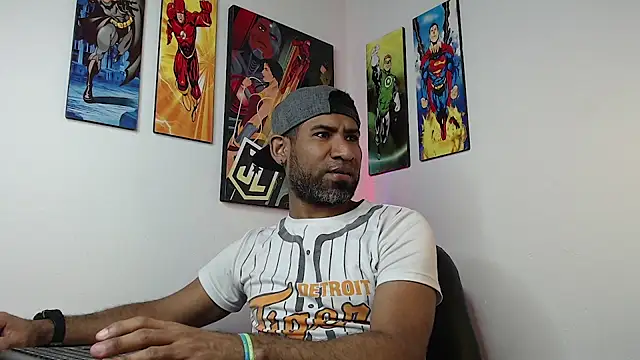 Snapshot of Enriblack92 chatting on 01/17/25, 01:25 Enriblack92 online show from 01/17/25, 01:25