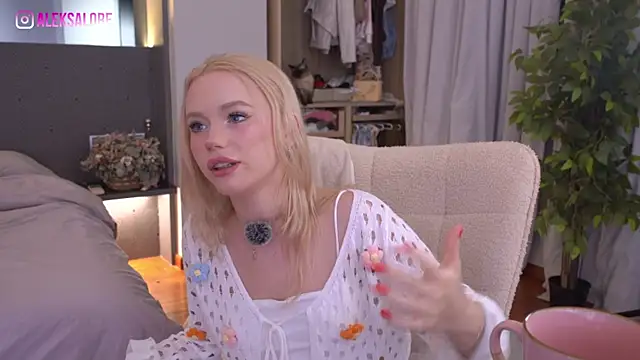 LexieLoree online show from 07/27/26, 03:02