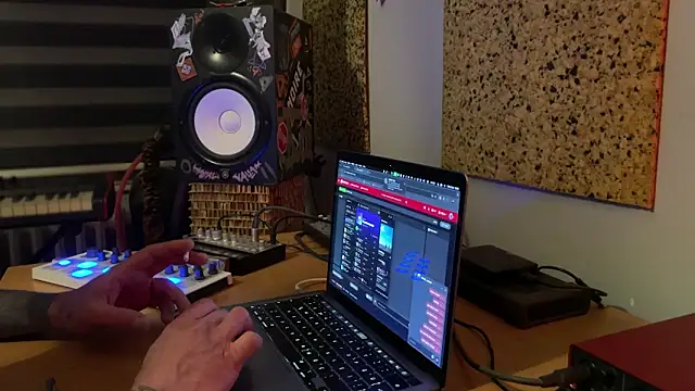 Snapshot of kameray12 chatting on 03/07/25, 04:44 kameray12 online show from 03/07/25, 04:44