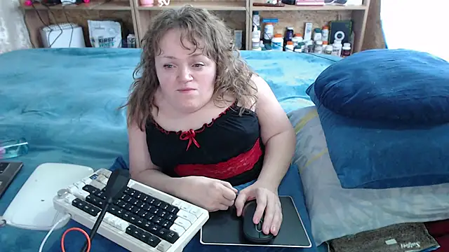 Snapshot of MiniNatalie chatting on 09/21/25, 09:22 MiniNatalie online show from 09/21/25, 09:22