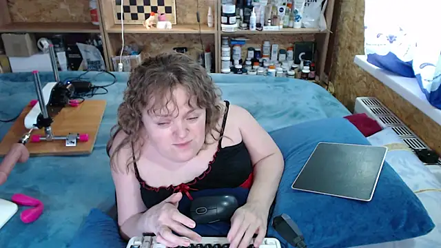 Snapshot of MiniNatalie chatting on 10/02/25, 11:28 MiniNatalie online show from 10/02/25, 11:28