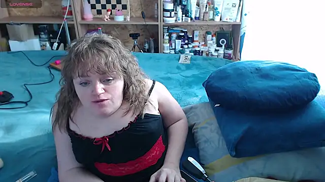 Snapshot of MiniNatalie chatting on 10/14/25, 07:53 MiniNatalie online show from 10/14/25, 07:53