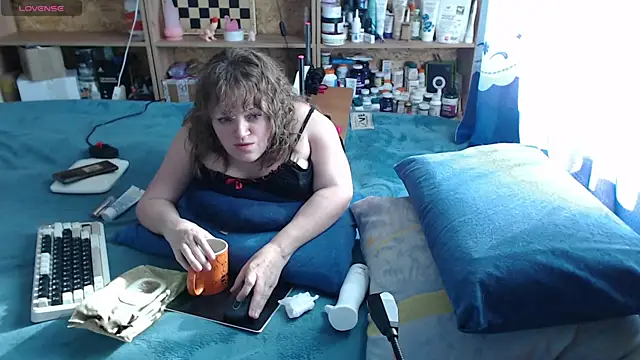 Snapshot of MiniNatalie chatting on 10/16/25, 07:09 MiniNatalie online show from 10/16/25, 07:09