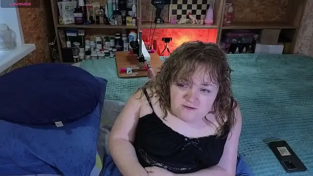 Snapshot of MiniNatalie chatting on 11/08/25, 02:01 MiniNatalie online show from 11/08/25, 02:01