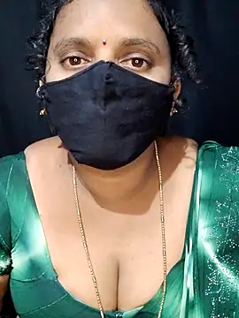 Snapshot of vintage-vibs chatting on 09/21/25, 04:52 vintage-vibs online show from 09/21/25, 04:52