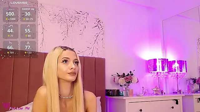 Snapshot of PinkySparks chatting on 11/15/25, 06:48 PinkySparks online show from 11/15/25, 06:48