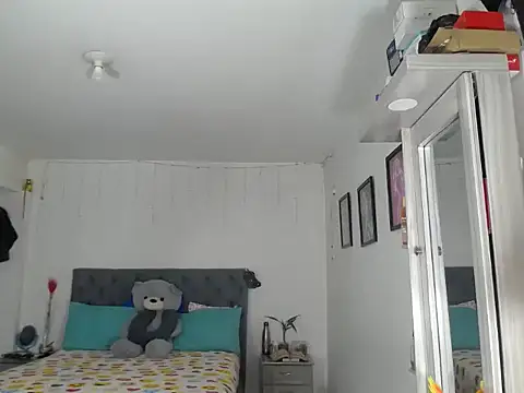 Snapshot of Corina_hot chatting on 10/16/25, 10:44 Corina hot online show from 10/16/25, 10:44