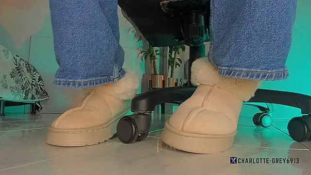 charlotte  grey online show from 11/21/25, 07:45