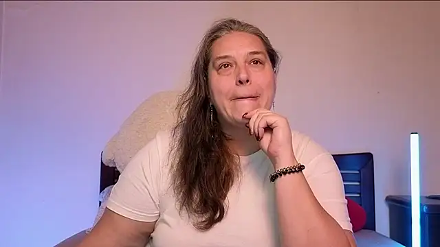 Snapshot of Niter chatting on 10/20/25, 01:22 Niter online show from 10/20/25, 01:22