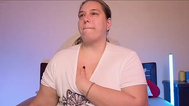 Snapshot of Niter chatting on 10/28/25, 05:59 Niter online show from 10/28/25, 05:59