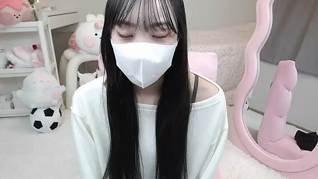 Snapshot of momo_room chatting on 12/16/24, 10:08 momo room online show from 12/16/24, 10:08