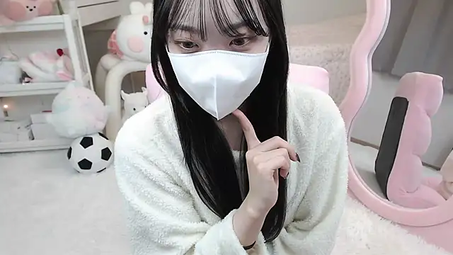 Snapshot of momo_room chatting on 12/19/24, 10:02 momo room online show from 12/19/24, 10:02