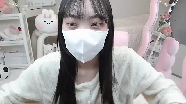 Snapshot of momo_room chatting on 01/18/25, 04:04 momo room online show from 01/18/25, 04:04