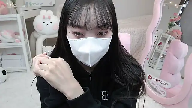 Snapshot of momo_room chatting on 01/19/25, 03:39 momo room online show from 01/19/25, 03:39