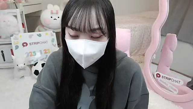 Snapshot of momo_room chatting on 01/23/25, 10:11 momo room online show from 01/23/25, 10:11