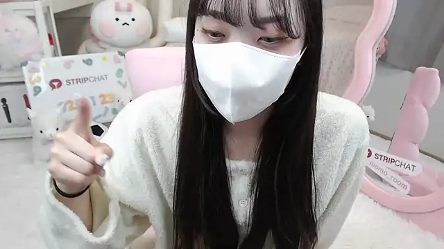 Snapshot of momo_room chatting on 01/25/25, 04:02 momo room online show from 01/25/25, 04:02