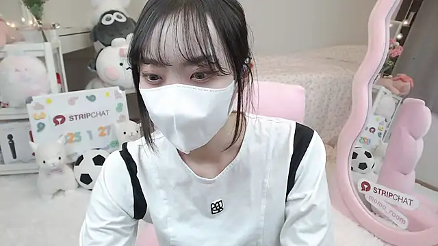 Snapshot of momo_room chatting on 01/27/25, 10:27 momo room online show from 01/27/25, 10:27