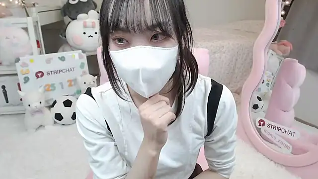 Snapshot of momo_room chatting on 01/27/25, 01:30 momo room online show from 01/27/25, 01:30