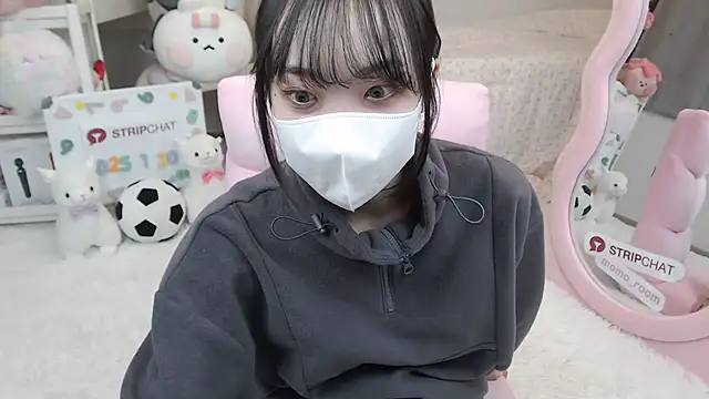 Snapshot of momo_room chatting on 01/30/25, 01:42 momo room online show from 01/30/25, 01:42