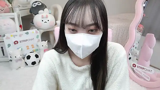 Snapshot of momo_room chatting on 02/02/25, 03:32 momo room online show from 02/02/25, 03:32