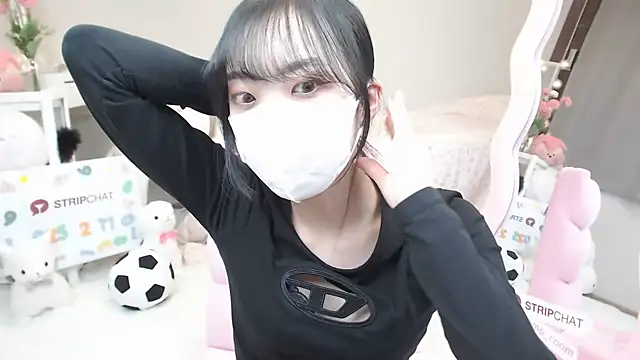 Snapshot of momo_room chatting on 02/17/25, 10:40 momo room online show from 02/17/25, 10:40