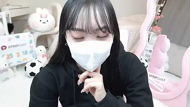 Snapshot of momo_room chatting on 02/20/25, 10:48 momo room online show from 02/20/25, 10:48