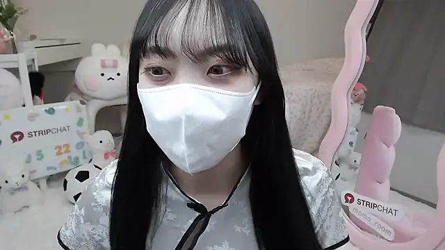 Snapshot of momo_room chatting on 02/22/25, 10:07 momo room online show from 02/22/25, 10:07