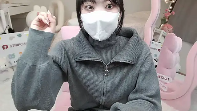 Snapshot of momo_room chatting on 02/23/25, 12:05 momo room online show from 02/23/25, 12:05