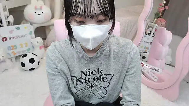 Snapshot of momo_room chatting on 03/03/25, 01:42 momo room online show from 03/03/25, 01:42