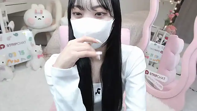 Snapshot of momo_room chatting on 03/15/25, 10:57 momo room online show from 03/15/25, 10:57