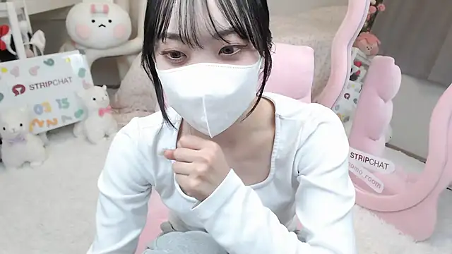 Snapshot of momo_room chatting on 03/15/25, 02:12 momo room online show from 03/15/25, 02:12