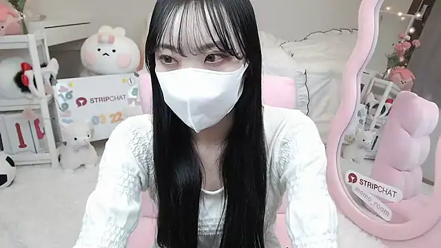 Snapshot of momo_room chatting on 03/22/25, 10:28 momo room online show from 03/22/25, 10:28