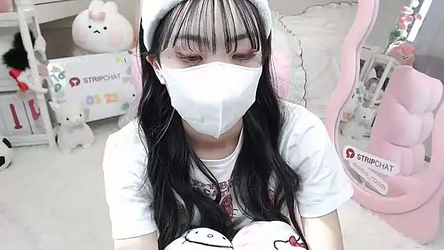 Snapshot of momo_room chatting on 03/23/25, 05:54 momo room online show from 03/23/25, 05:54