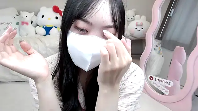 Snapshot of momo_room chatting on 09/15/25, 06:35 momo room online show from 09/15/25, 06:35