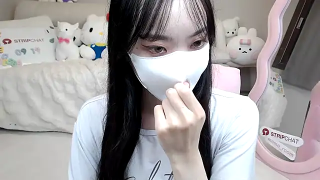 Snapshot of momo_room chatting on 09/19/25, 11:33 momo room online show from 09/19/25, 11:33