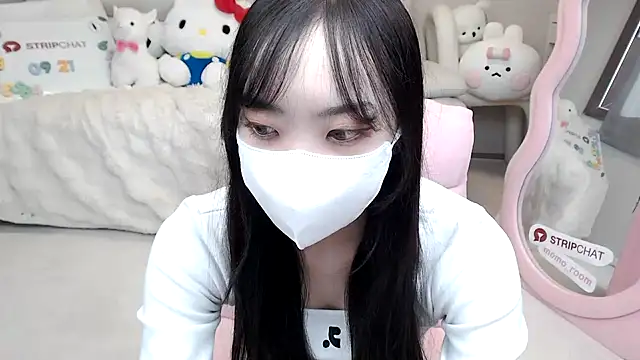 Snapshot of momo_room chatting on 09/21/25, 06:48 momo room online show from 09/21/25, 06:48