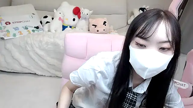 Snapshot of momo_room chatting on 10/16/25, 10:38 momo room online show from 10/16/25, 10:38