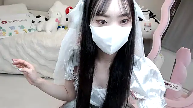 Snapshot of momo_room chatting on 10/18/25, 11:00 momo room online show from 10/18/25, 11:00