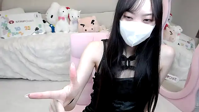 Snapshot of momo_room chatting on 10/23/25, 10:36 momo room online show from 10/23/25, 10:36