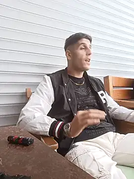 Snapshot of arenn1997 chatting on 11/08/25, 02:17 arenn1997 online show from 11/08/25, 02:17