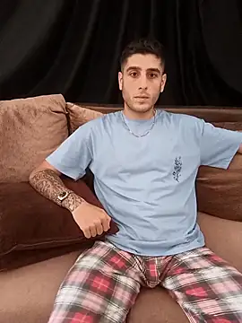 Snapshot of arenn1997 chatting on 11/11/25, 12:16 arenn1997 online show from 11/11/25, 12:16