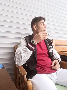 Snapshot of arenn1997 chatting on 11/12/25, 01:33 arenn1997 online show from 11/12/25, 01:33