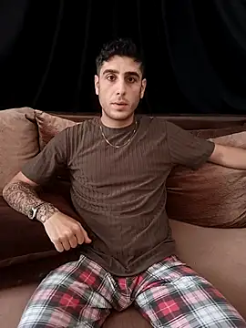 Snapshot of arenn1997 chatting on 11/15/25, 12:02 arenn1997 online show from 11/15/25, 12:02