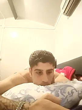 Snapshot of arenn1997 chatting on 11/21/25, 12:21 arenn1997 online show from 11/21/25, 12:21