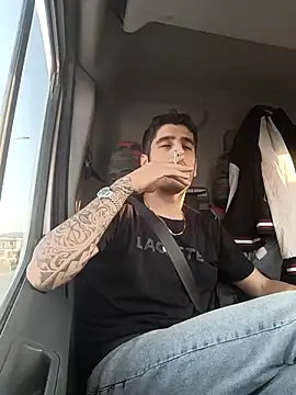 Snapshot of arenn1997 chatting on 11/27/25, 01:02 arenn1997 online show from 11/27/25, 01:02