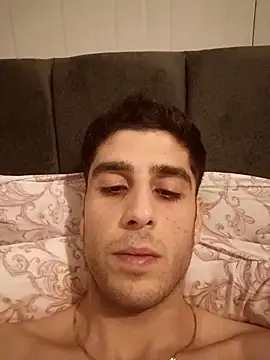 Snapshot of arenn1997 chatting on 12/13/25, 10:04 arenn1997 online show from 12/13/25, 10:04