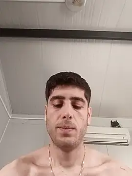 Snapshot of arenn1997 chatting on 12/15/25, 12:09 arenn1997 online show from 12/15/25, 12:09