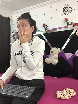 1lovelygirls online show from 10/31/25, 12:17