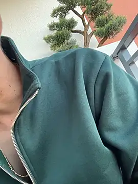 Snapshot of dedewr chatting on 11/14/25, 02:05 dedewr online show from 11/14/25, 02:05