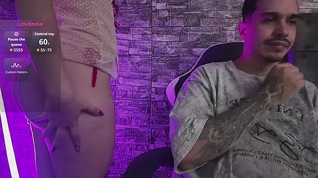 Snapshot of HotCouple_697 chatting on 11/10/25, 06:51 HotCouple 697 online show from 11/10/25, 06:51